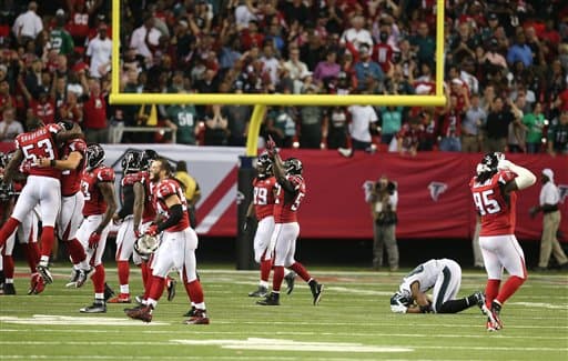 Los Eagles no pudieron alcanzar en el marcador a los Falcons y recibieron su primer descalabro de la temporada con marcador de 26-24 en Lunes por la Noche.