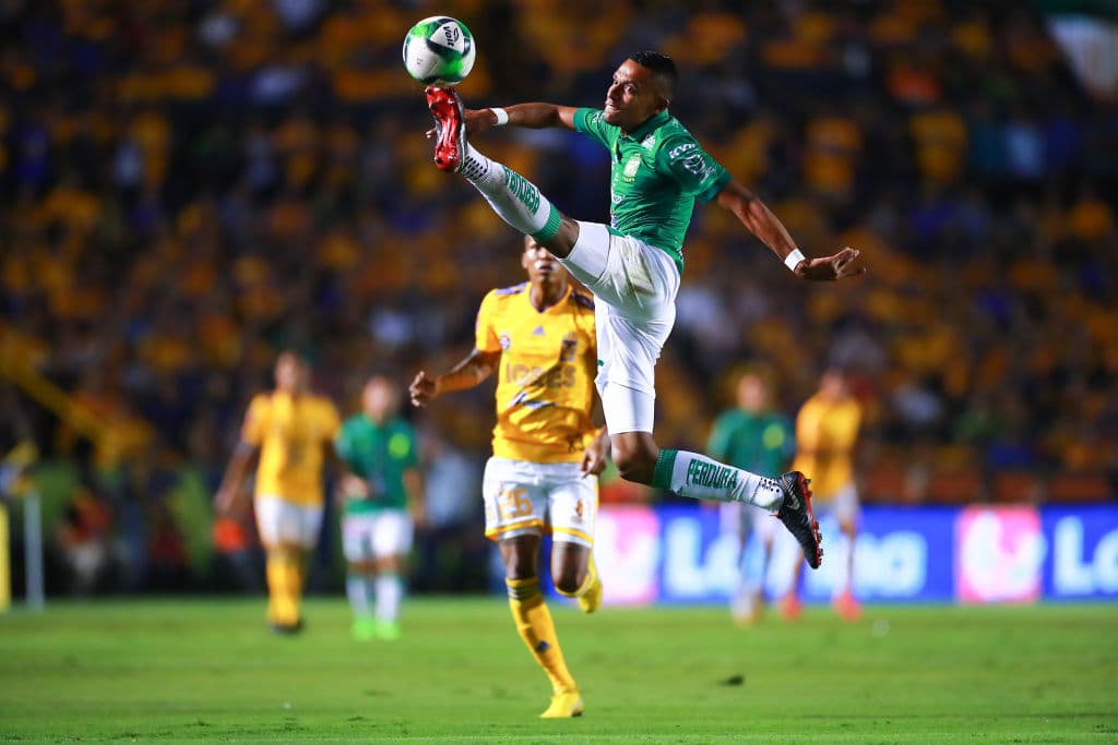 El colombiano William Tesillo del León tratando de contrarrestar el cuen arranque de Tigres, definitivamente motivado y cobijado por su público ante un estadio lleno.