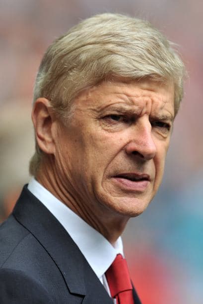 Arsene Wenger, el veterano entrenador de los londinenses, veía la labor de sus dirigidos.