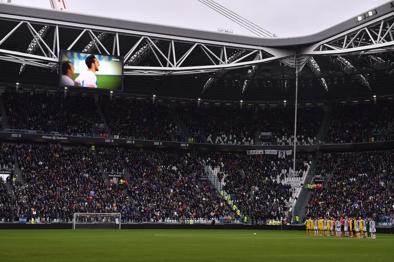 Previo al juego, en el estadio de Turín se le rindió un nuevo homenaje al fallecido Davide Astori.