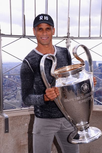 David Villa, Rivaldo y Juliano Belletti posaron con el trofeo Champions League en el Empire State de Nueva York en el Tour del Trofeo de la UEFA Champions Presentado por Heineken. Mira las mejores imágenes del evento (Cortesía: Heineken).