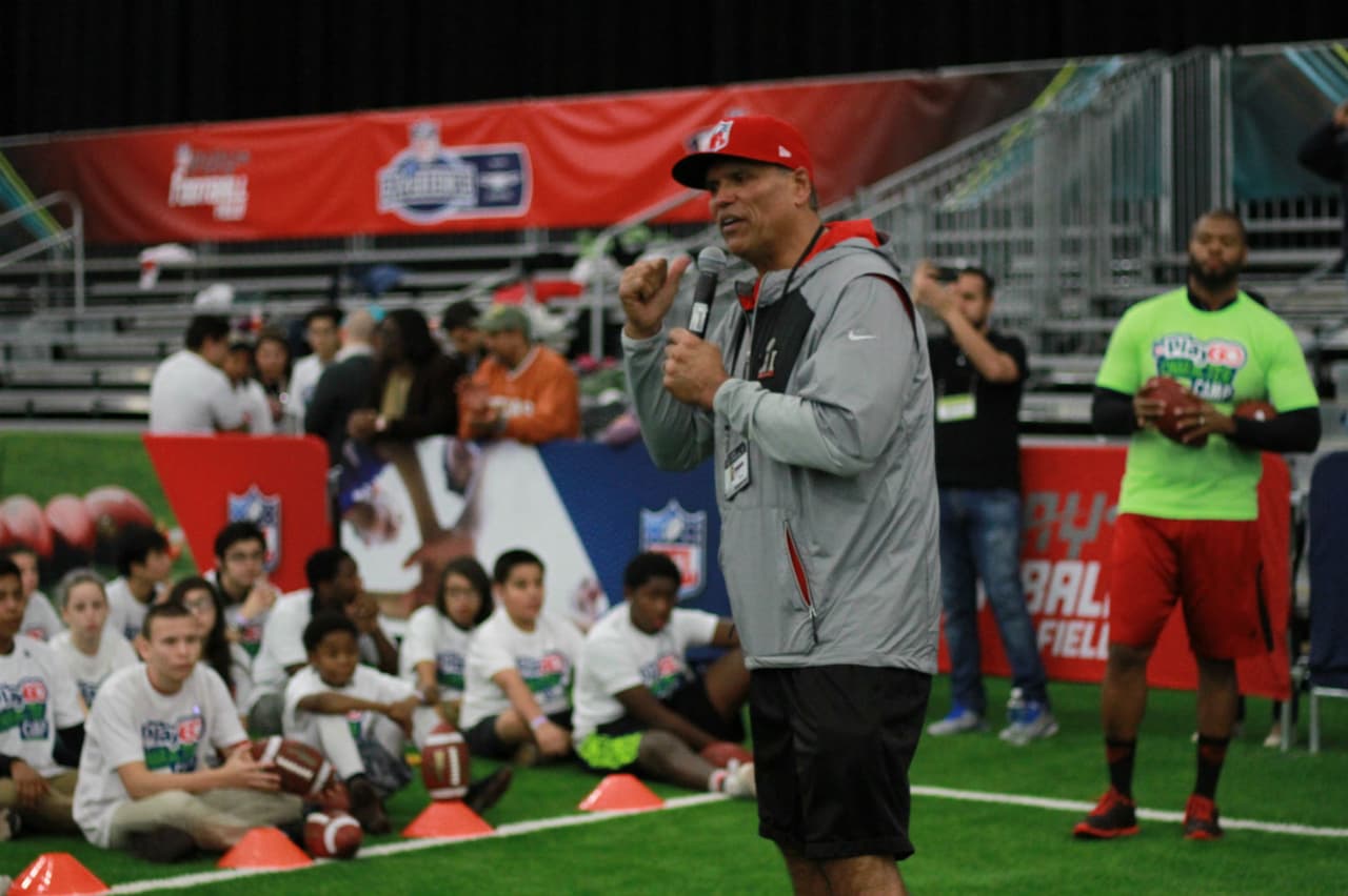 Anthony Muñoz, miembro del Salón de la Fama desde 1998, compartió su experiencia con niños y jóvenes de Houston en el lunes previo al Super Bowl LI.