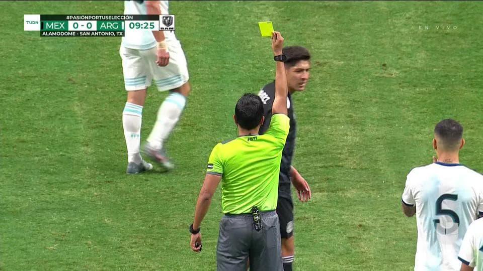 Tarjeta amarilla. El árbitro amonesta a Edson Álvarez de Mexico