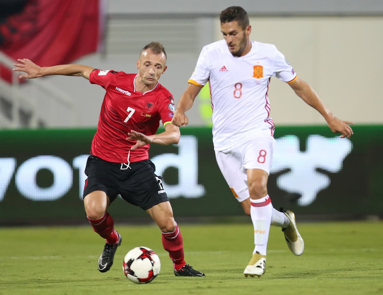 Para España, el partido era un ejercicio de paciencia. Cuando no derriba el muro rival pronto, se ve obligado a insistir intentando no perder su estilo cayendo en balones largos a la nada.
