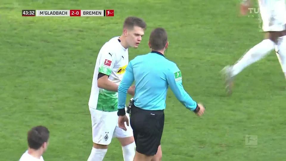 Tiro desviado de Davy Klaassen