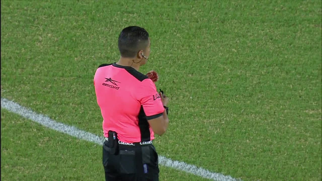 Arranca el partido y la pelota está en juego.