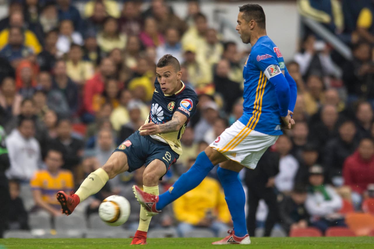 Por más que América lo buscaba, Tigres se imponía en defensa, mucho más luego de incluir en cancha al colombiano Francisco Meza.