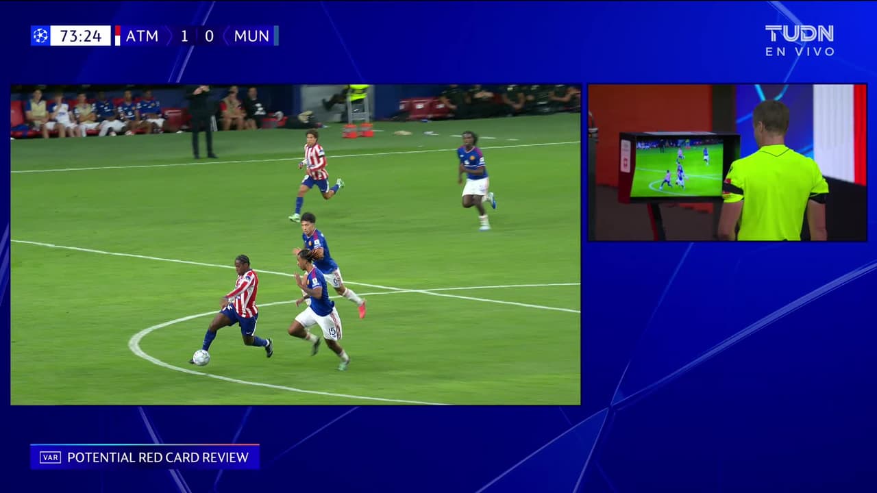 ¡Expulsión! El árbitro saca la roja directa a Leny Yoro.