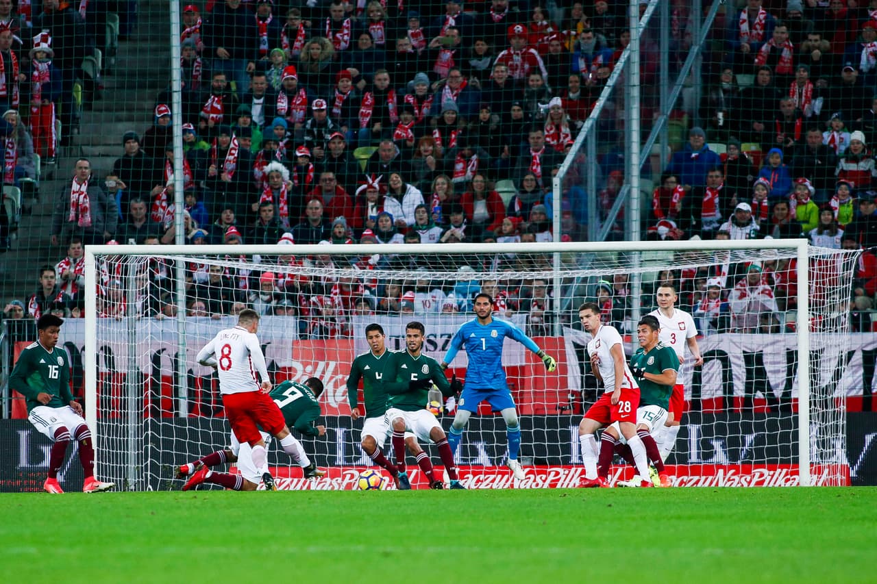 José de Jesús Corona fue el ancla y la fortaleza del Tri desde el arco. Hizo un par de grandes atajadas para mantener sin goles a los polacos y dio loa confianza para ir al frente - 8