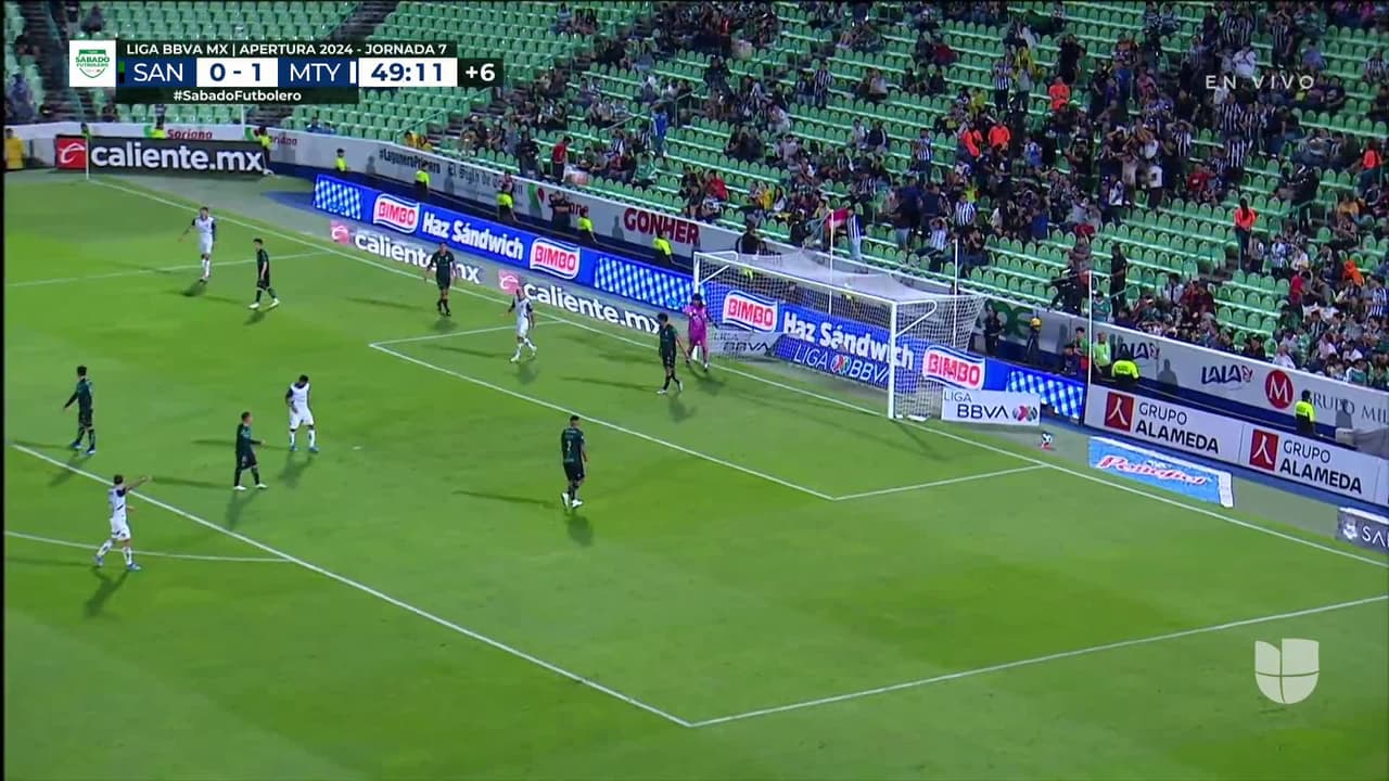 ¡CERCA! Brandon Vazquez disparó que se estrella en el poste.