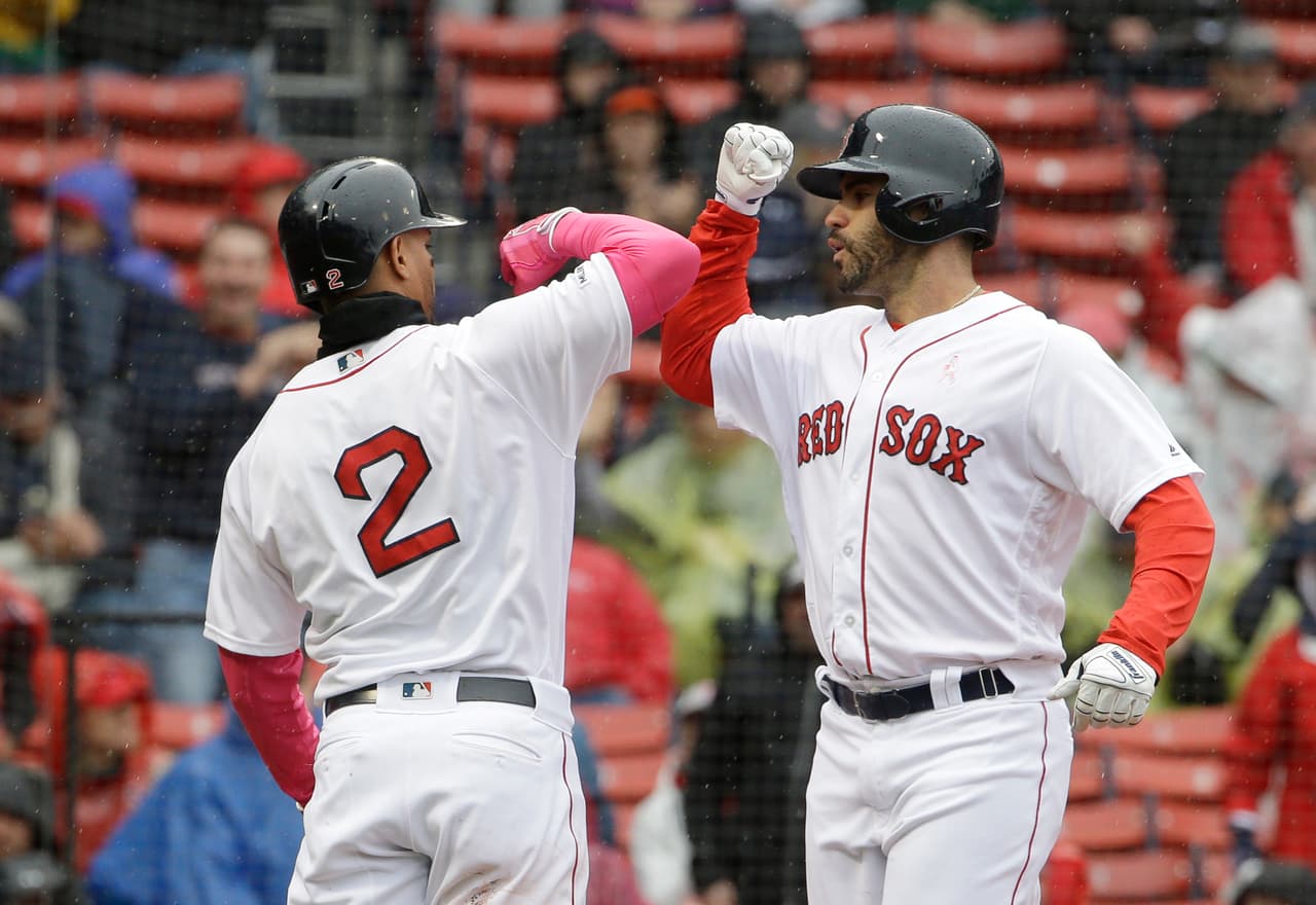 En pleno festejo por Boston aparecen en la imagen (2) Xander Bogaerts, y JD Martínez. El primero gestionó cuatro bases por bolas en este partido.