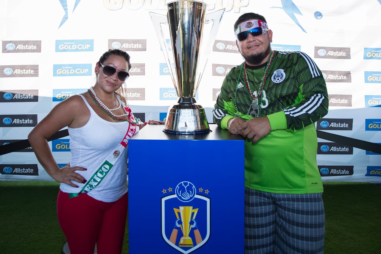 El colorido y la belleza de las fanáticas dibujó la fiesta de los hinchas en los cuartos de final entre México y Honduras en la Copa Oro, que mostró de nuevo la fidelidad de los seguidores en Estados Unidos.