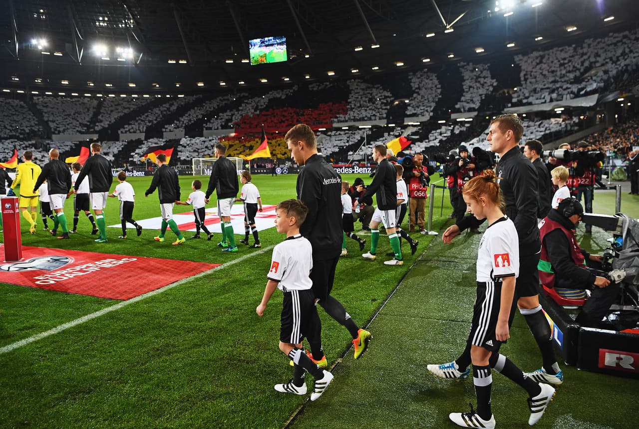 Los alemanes no pierden la costumbre de usar los mosaicos como mecanismo de apoyo en los paartidos de su selección, donde demuestran que la organización es una de sus cualidades. El escudo de su país en el partido contra Irlanda del Norte fue una postal del triunfo 2-0 durante la fase clasificatoria al Mundial de Rusia-2018.