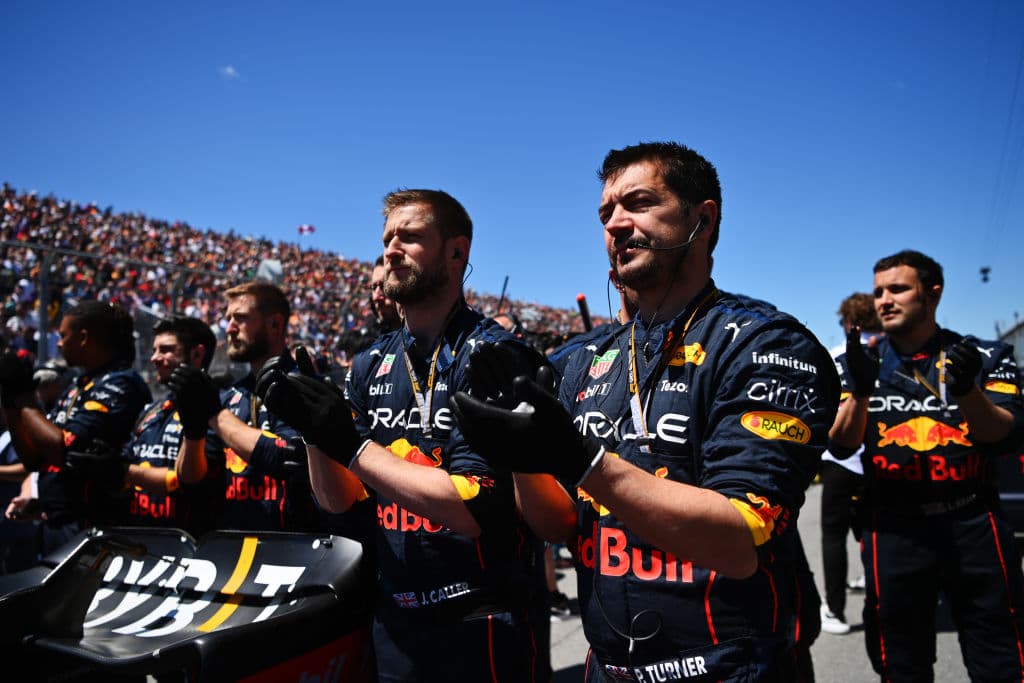 Max Verstappen, tras una cerrada lucha con Carlos Sainz sobre el final de la carrera, se impuso en el Gran Premio de Canadá, una prueba en la que el mexicano Sergio Pérez tuvo que retirarse por problemas en su auto.
