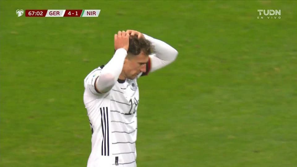Tiro desviado de Leon Goretzka
