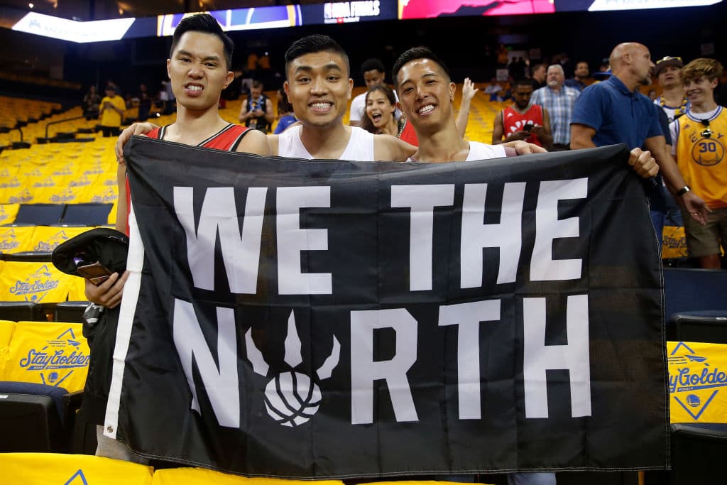 Fervientes aficionados de los Toronto Raptors que hicieron el viaje desde remotas tierras canadienses a la costa oeste de los Estados Unidos.