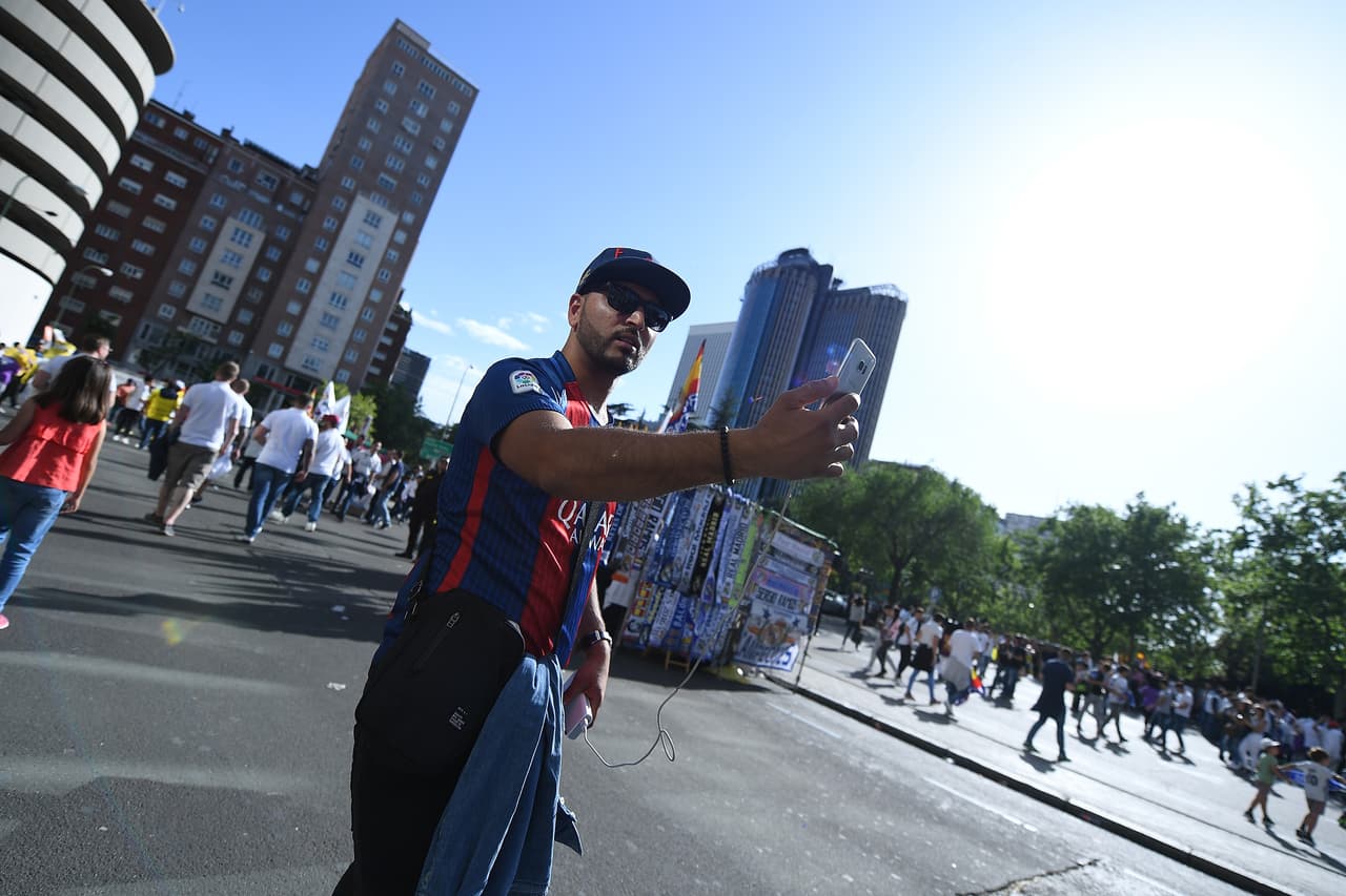 Los seguidores visitantes aprovecharon para llevarse un recuerdo de su visita a Madrid.