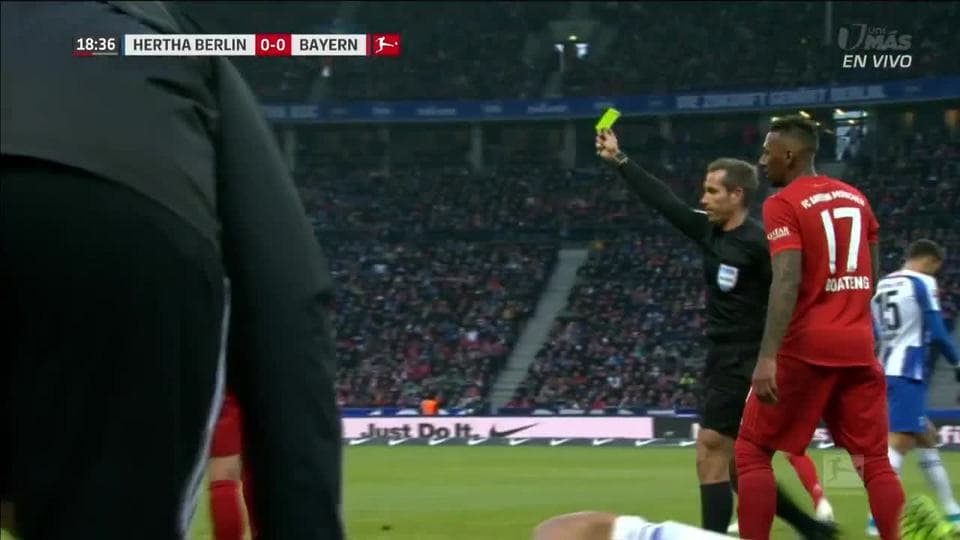 Tarjeta amarilla. El árbitro amonesta a Benjamin Pavard de FC Bayern München