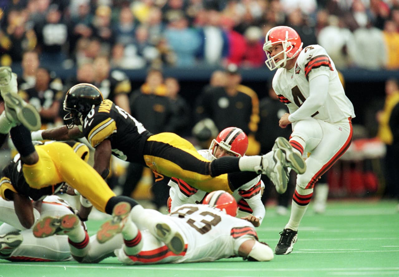 <b>Phil Dawson</b>. El pateador de lugar fue reclutado en el Draft de 1998 pero no fue sino hasta 1999 cuando debutó con los Cleveland Browns, equipo en el que perduró hasta la temporada de 2012.