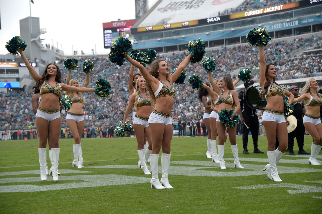 Las sensuales animadoras de la NFL le dieron alegría, belleza y energía al espectáculo del fútbol americano estadounidense en su Semana 13 de competencia, en un condimento único para el público.