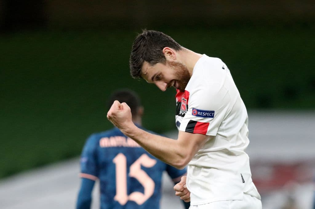 El Arsenal se impone al Dundalk 4-2. Los goles para el equipo irlandés corrieron a cargo de Flores y Hoaré, mientras que para los 'Gunners', Nketiah, El Nenni, Willock y Balogun le dieron la victoria a su equipo, pasando invictos a la siguiente ronda de la Europa League.