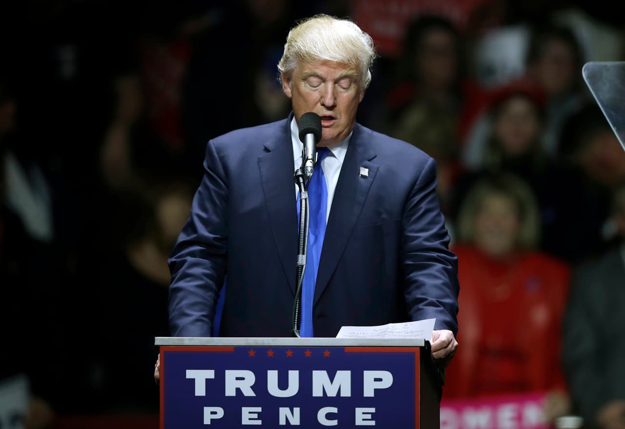 Republican presidential candidate Donald Trump reads a letter from New England Patriots NFL football coach Bill Belichick at a campaign rally, Monday, Nov. 7, 2016, in Manchester, N.H. (AP Photo/Charles Krupa)