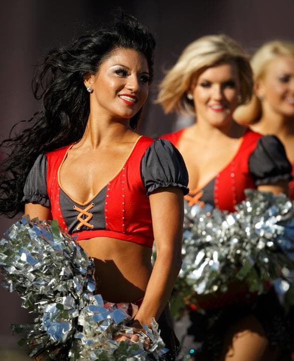 Estas 13 hermosas porristas de los TB Buccaneers se retiraron al terminar la temporada 2014. ¡Sí que las echaremos de menos! Ella es Kaila
