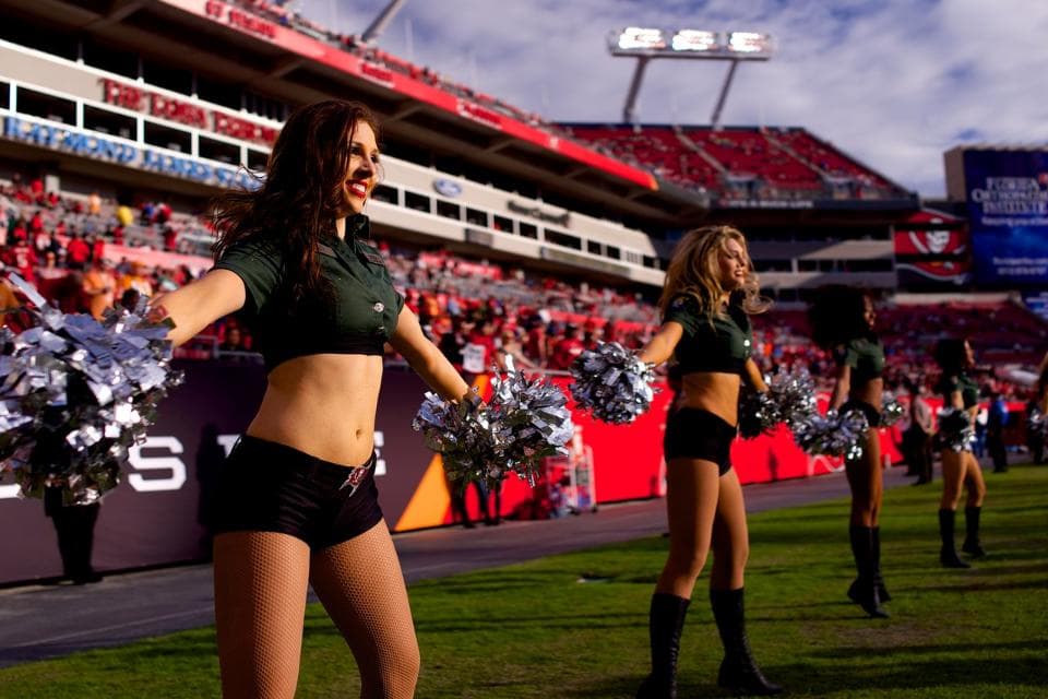 Estas 13 hermosas porristas de los TB Buccaneers se retiraron al terminar la temporada 2014. ¡Sí que las echaremos de menos! Ella es Jessica