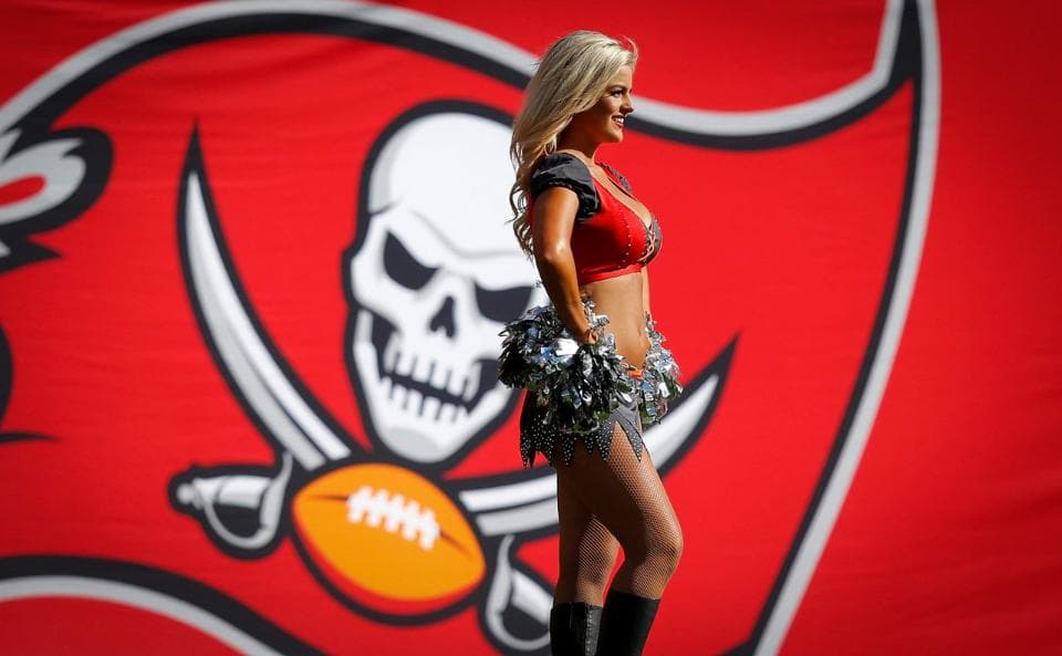 Estas 13 hermosas porristas de los TB Buccaneers se retiraron al terminar la temporada 2014. ¡Sí que las echaremos de menos! Ella es Tricia