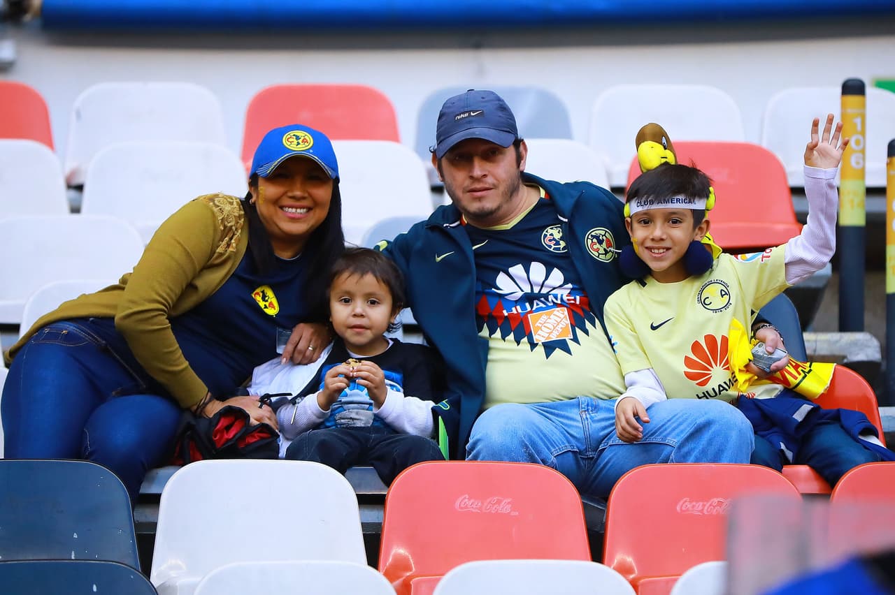 Los fanáticos del América dentro del Estadio Azteca antes del juego contra Pachuca.