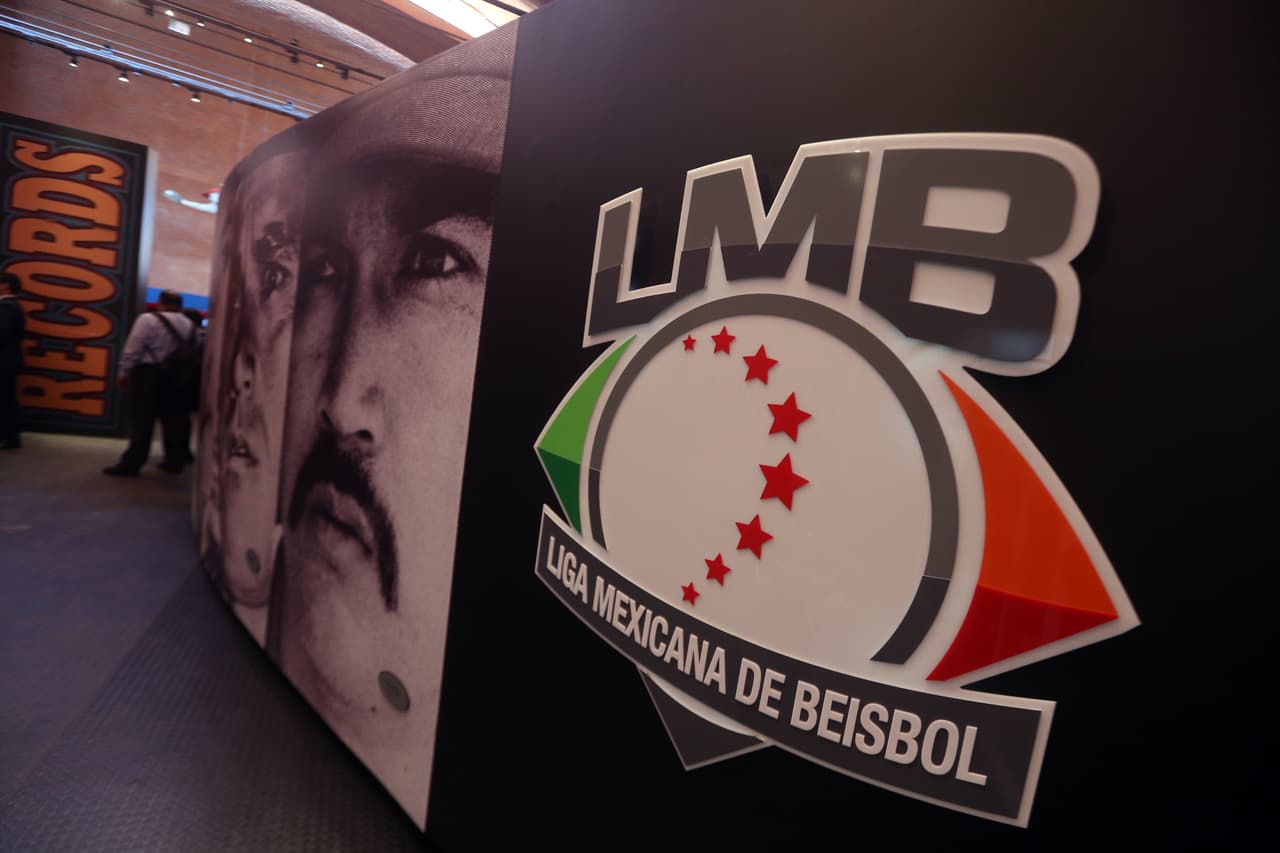El presidente de México, And´rés Felipe López Obrador, fue uno de los presentes como fanático en la reinauguración del Salón de la Fama del Béisbol Mexicano, que revive grandes del momento de ese deporte a nivel local.