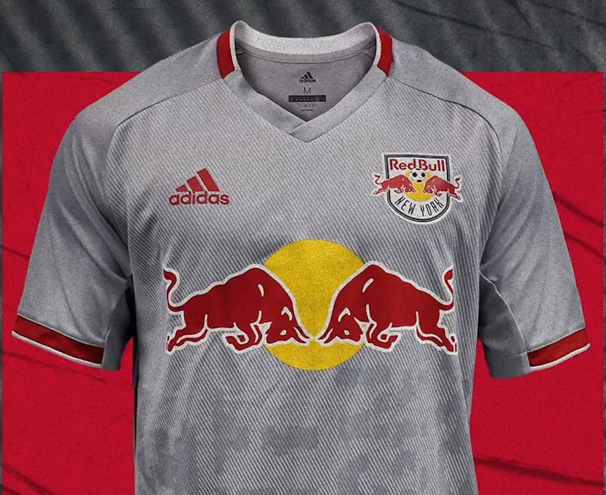 Lo primero que destaca en la nueva camiseta de New York Red Bulls son las 'fallas de transmisión' que se aprecian en toda su superficie. (New York Red Bulls)