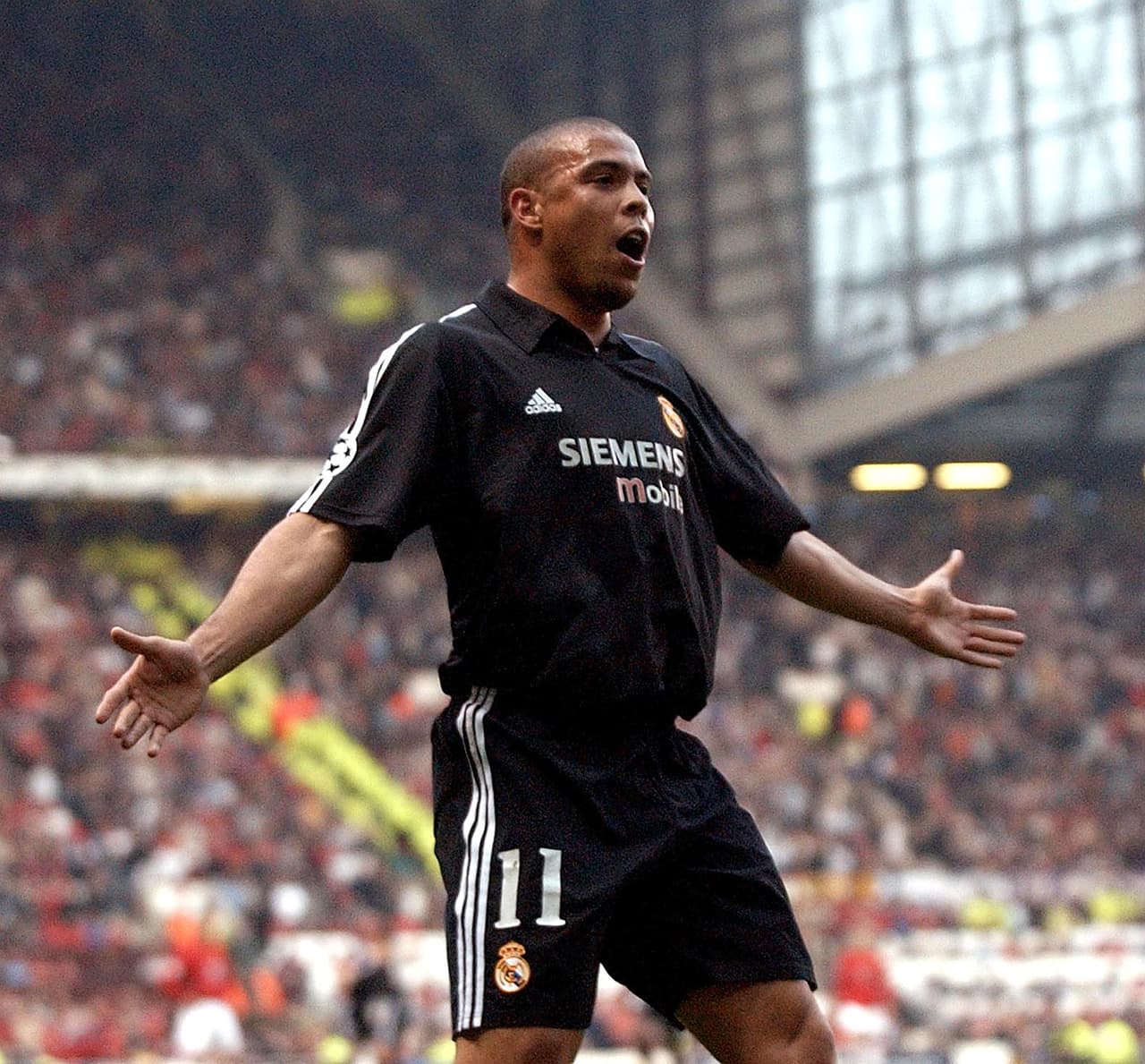 13. Ronaldo Nazario se reportó con un triplete el Old Trafford por los cuartos de final entre Real Madrid y Manchester United. Los merengues avanzaron con global 6-5.