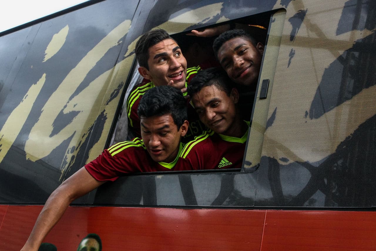 CAR226. CARACAS (VENEZUELA), 13/06/2017.- Jugadores de la selección Sub'20 de Venezuela llegan a un homenaje hoy, martes 13 de junio de 2017, en el estadio Olímpico de la Universidad Central de Venezuela en Caracas (Venezuela). Miles de venezolanos homenajearon este martes a los jugadores de la plantilla Sub'20 de su país, que obtuvo el subcampeonato en el Mundial de la categoría que se disputó hasta el pasado 11 de junio en Corea del Sur, con un multitudinario acto en el estadio Olímpico de la Universidad Central de Venezuela (UCV), en Caracas. EFE/CRISTIAN HERNÁNDEZ