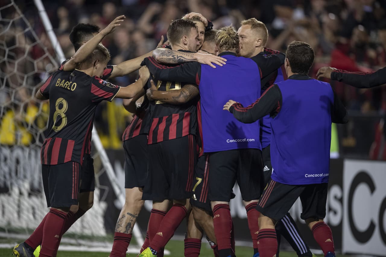 Barco de nuevo como asistidor le puso la pelota en la cabeza a su compatriota para celebrar su paso en donde enfrentarán al Monterrey.