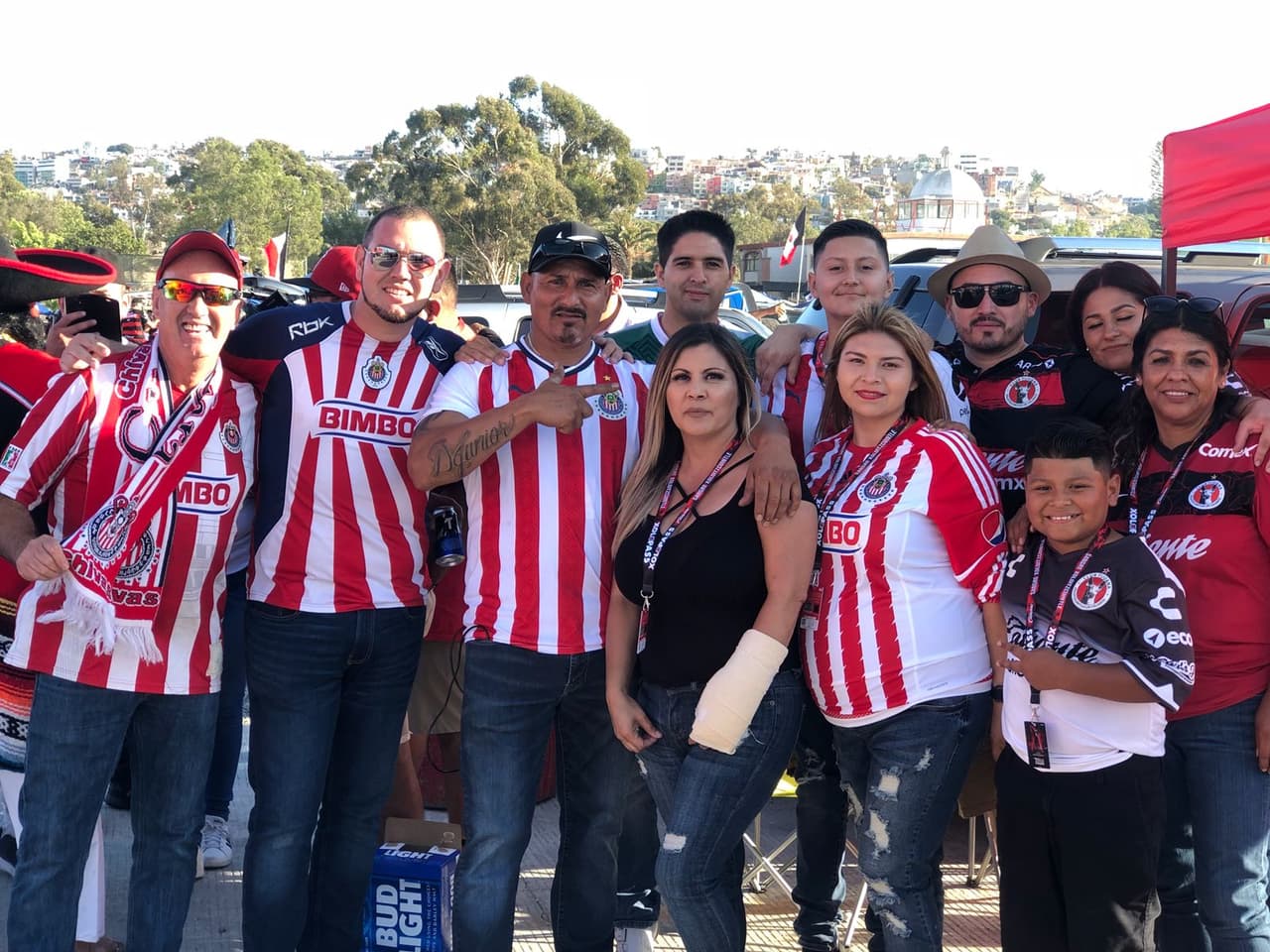 Los aficionados de Xolos de Tijuana y Chivas de Guadalajara se reunen en las afueras del estadio a pocos minutos del partido por la jornada 1 del Apertura 2018 de la Liga MX.