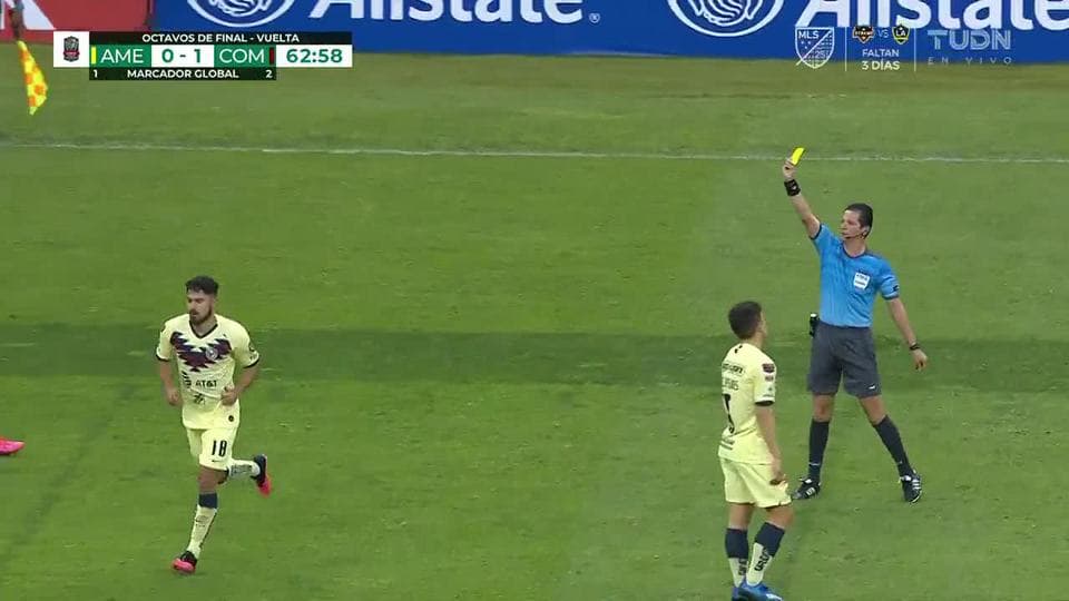 Tarjeta amarilla. El árbitro amonesta a Bruno Valdez de América