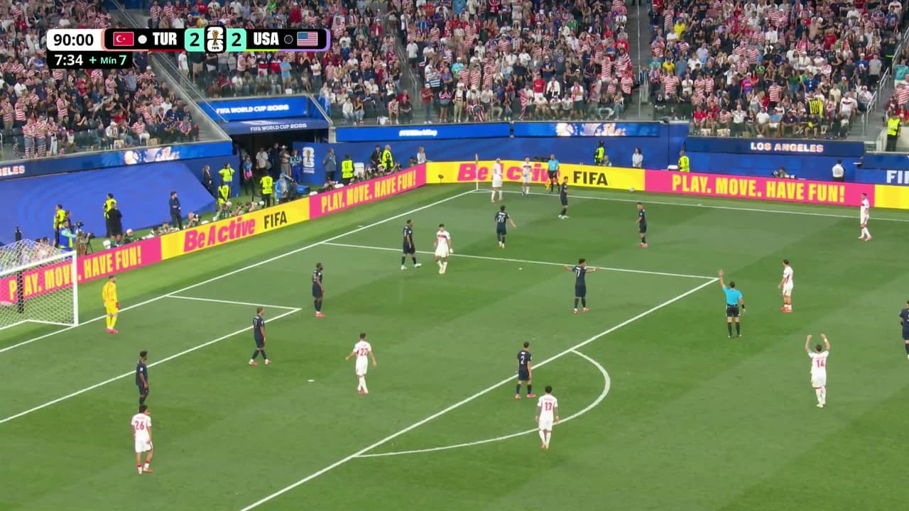 ¡GOL!  anota para Turquía. Kaan Ayhan