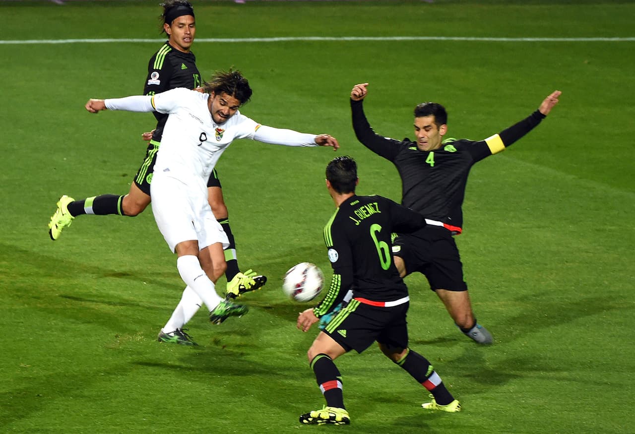 7 Gerardo Flores, como toda la defensa sufrió un poco en la primera mitad, pero poco a poco fueron solventando el trámite de un Bolivia poco dispuesta a atacar.
