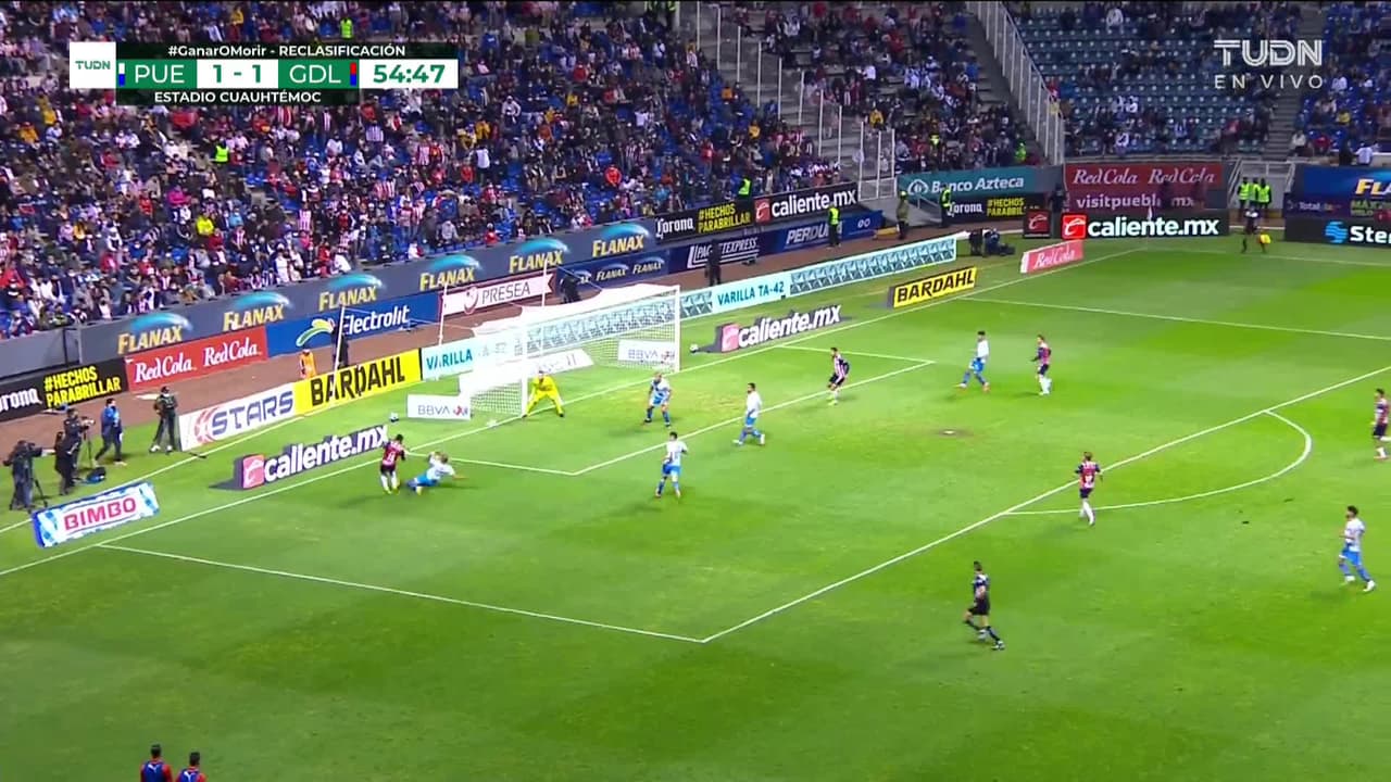 ¡TIRO ATAJADO! disparo por Jesús Molina.