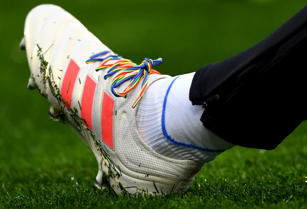 "Los equipos y las comunidades son más fuertes cuando todos se sienten bienvenidos", comento la Premier en su comunicado.