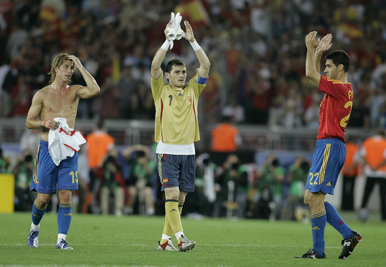 Iker Casillas defendió el arco de España en el Mundial Sub 17 de Egipto 1997, donde fue tercer lugar. Quizás hablemos del mayor ícono del Real Madrid en el presente siglo, con el que ganó cinco Ligas, tres Champions League y un Mundial de Clubes. Con 'La Furia', ganó el Mundial Sub 20 Nigeria 1999, el de mayores Sudáfrica 2010 y las Eurocopas Austria-Suiza 2008 y Polonia-Ucrania 2012.