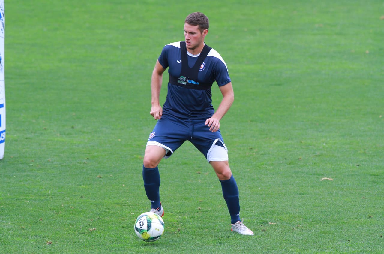 Este martes 25 de junio los integrantes del Cruz Azul se entrenaron en La Noria con Pedro Caixinha dirigiendo la práctica. Estuvo presente Ricardo Peláez, director deportivo del equipo Celeste. En el entrenamiento estuvieron ausentes los jugadores que pertenecen a alguna selección del continente americano que por ahora disputan la Copa Oro o la Copa América. Pero se vio a los lesionados Elías Hernández y Stephen Eustaquio integrados de lleno. Estuvieron también jugadores como Édgar Méndez y Martín Cauteruccio, vinculados a salir del club. Esto fue lo que hizo La Máquina hoy.