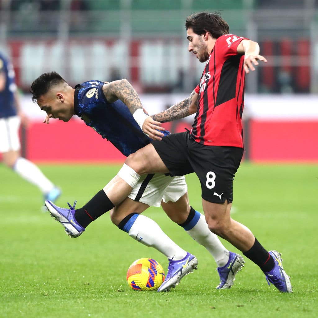 Milan e Inter empatan 1-1 para cerrar la Jornada 12 en la Serie A. Stefan de Vrij abrió el marcador con gol en contra al minuto 17, seguido de Hakam Calhanoglu tras cobrar un penal al minuto 11.