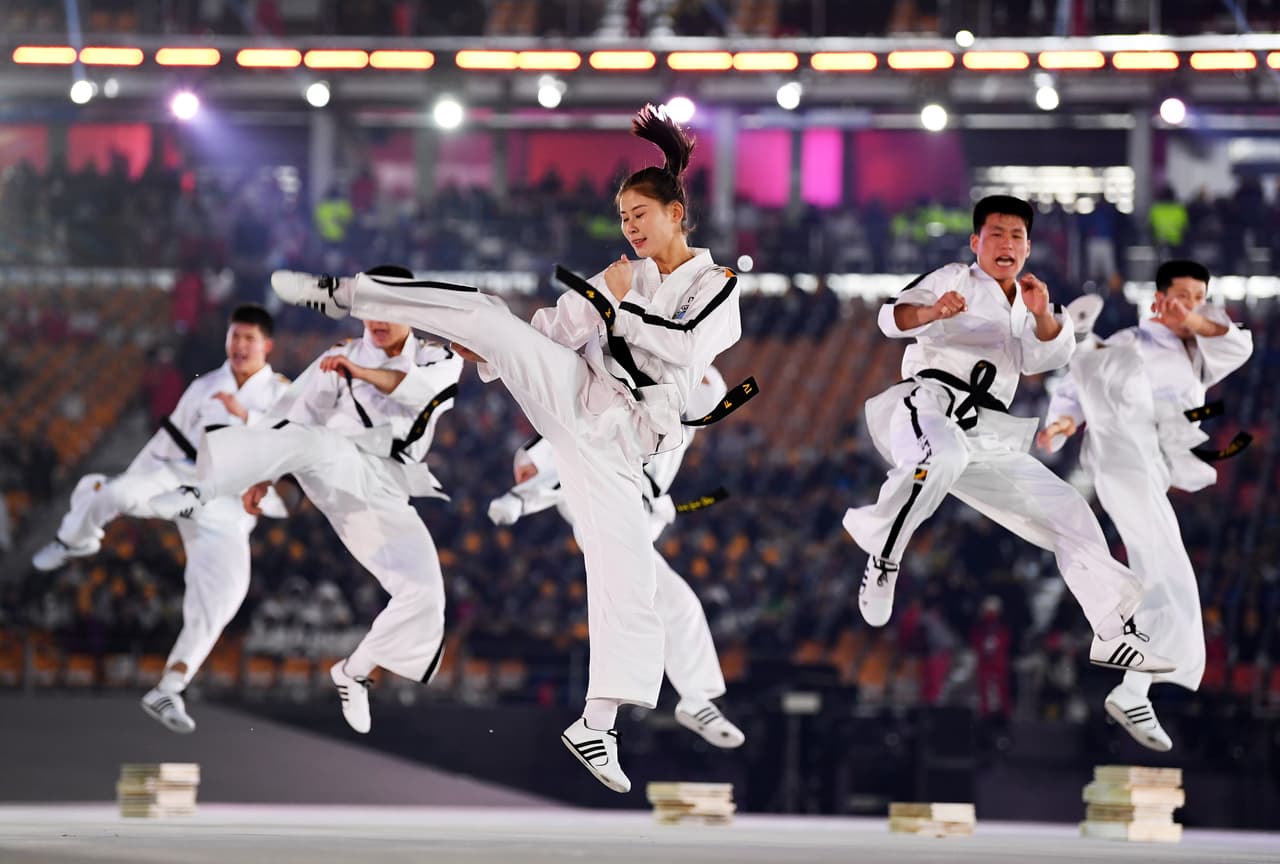 Una exhibición de artes marciales formo parte del show inaugural de los Juegos Olímpicos.