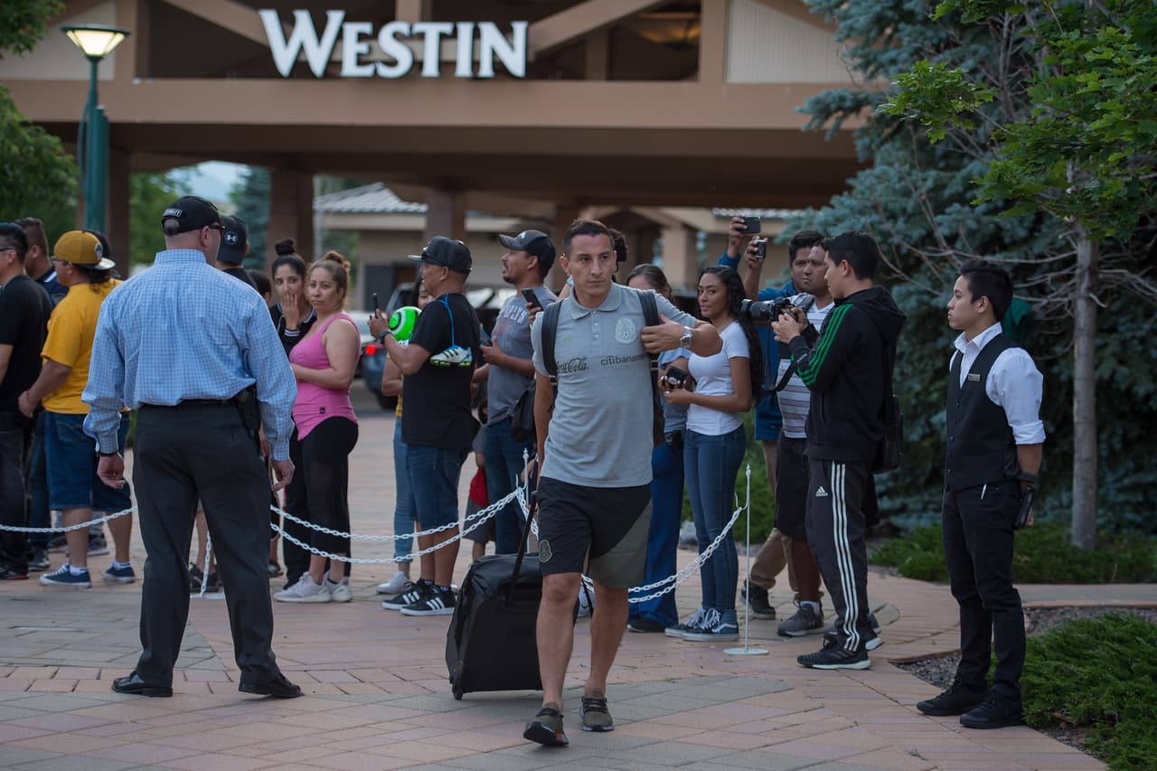 Los integrantes de la Selección Mexicana de Fútbol y su cuerpo técnico arribaron a la ciudad de Denver, Colorado, donde este miércoles entrante sostendrán su segundo duelo de la Copa Oro 2019 ante la representación de Canadá en Invesco Field, la casa de los Denver Broncos. Una gran cantidad de aficionados esperaron largo rato para ver el arribo de los jugadores del Tricolor y pedirles la foto o el autógrafo, y manifestarles el apoyo de cara a su siguiente compromiso del torneo.