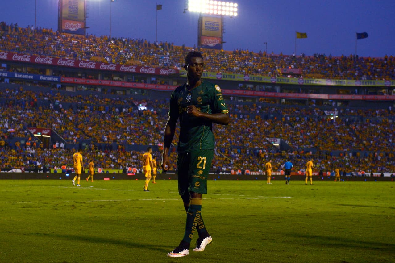 No solo eso: Caixinha llevó a la Liga MX al delantero Djaniny Tavares en 2014, procedente del Nacional de Madeira.