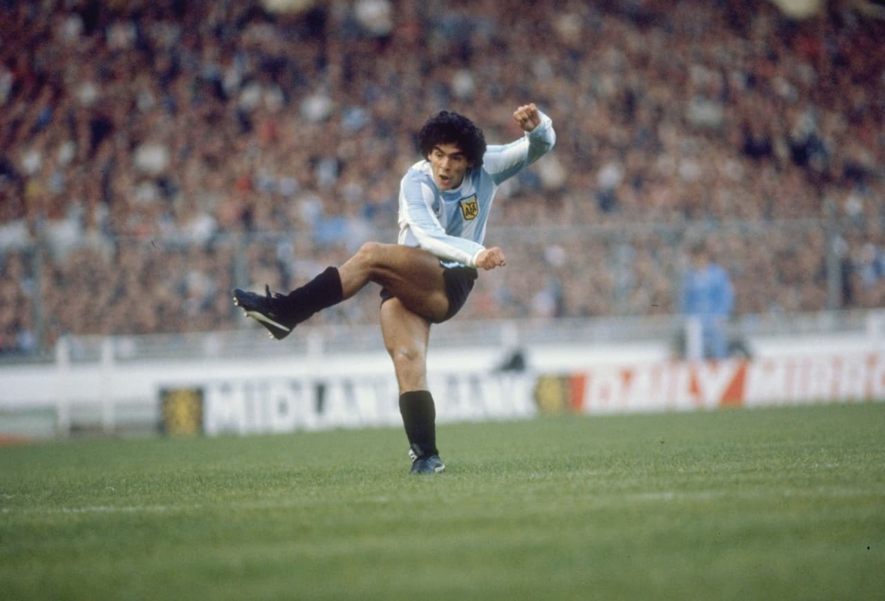 <b>Diego Maradona: </b>el Pelusa hace parte del selecto grupo de lo que llamaremos
<b>maestros de doctorado</b>. Sus cualidades lo ponen como uno de los mejores jugadores de la historia. Velocidad, control, remate y picardía fueron sus cartas de presentación.