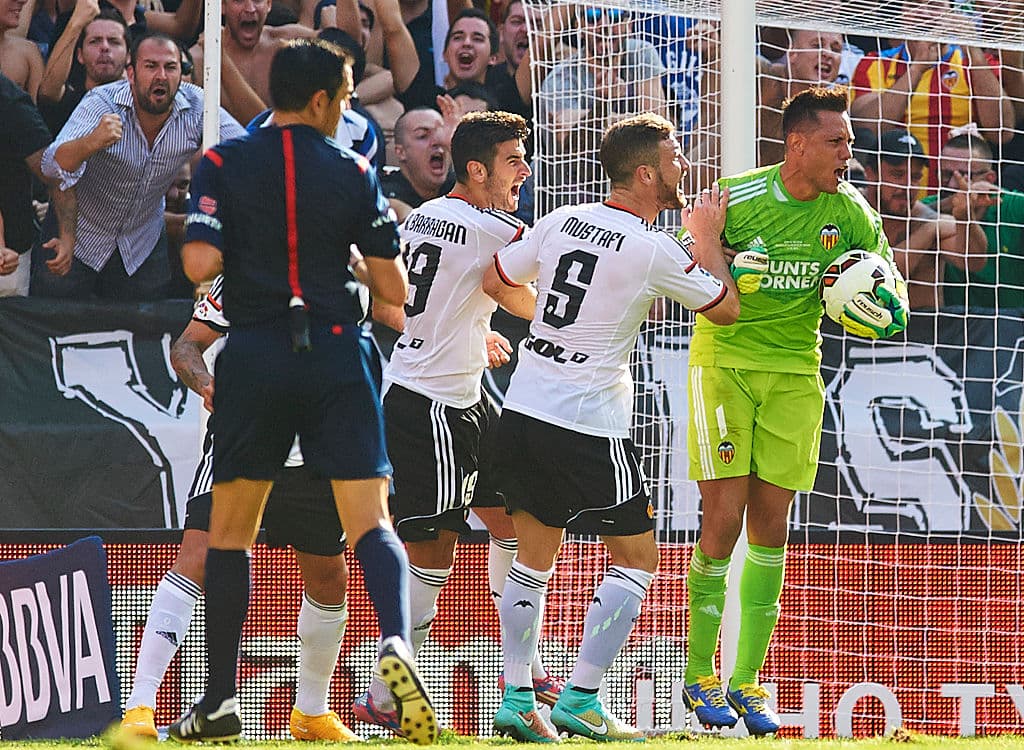 Alves atajó 22 de los 47 lanzamientos que le hicieron en España y con eso tiene el récord en esa Liga.