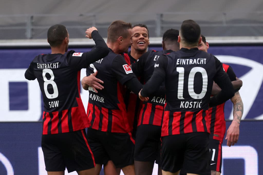 Frankfurt hizo valer su condición de local y goleó a Union Berlin 5-2. Frankfurt y Union Berlin llegaron a 47 y 38 unidades, respectivamente.